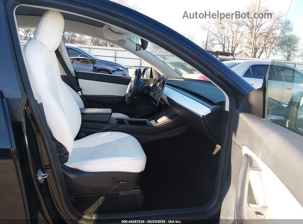 7SAYGDEF9NF313627 2022 TESLA MODEL Y Black Front interior view