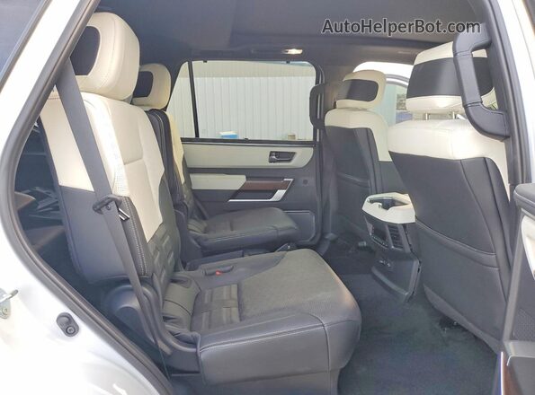 7SVAAAAA1RX003496 2024 TOYOTA SEQUOIA White უკანა სალონის ხედი