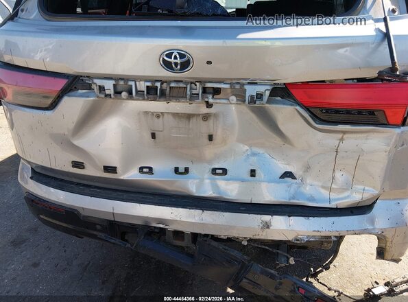 7SVAAAAA4PX002372 2023 TOYOTA SEQUOIA Silver Вид спереду