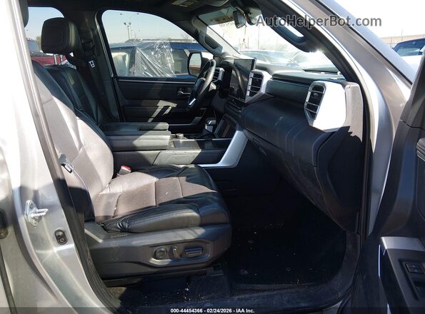 7SVAAAAA4PX002372 2023 TOYOTA SEQUOIA Silver Вид салону спереду