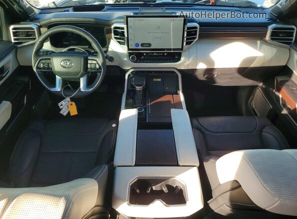 7SVAAABA1RX038330 2024 TOYOTA SEQUOIA Белый Вид панели приборов