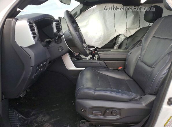 7SVAAABA5PX009913 2023 TOYOTA SEQUOIA Белый Вид салона спереди