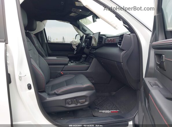 7SVAAABA7RX038557 2024 TOYOTA SEQUOIA White წინა სალონის ხედი