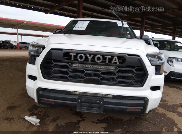 7SVAAABAXRX033515 2024 TOYOTA SEQUOIA White Вид задньої частини салону
