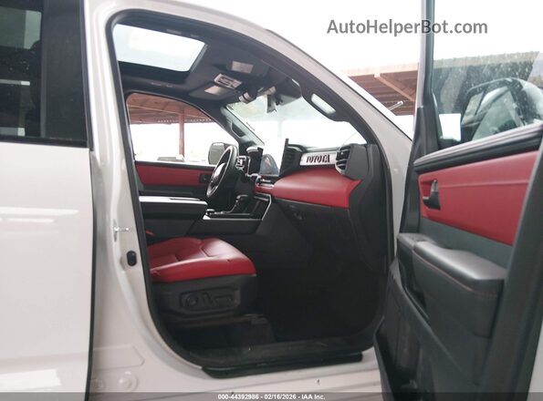 7SVAAABAXRX033515 2024 TOYOTA SEQUOIA White Вид салону спереду