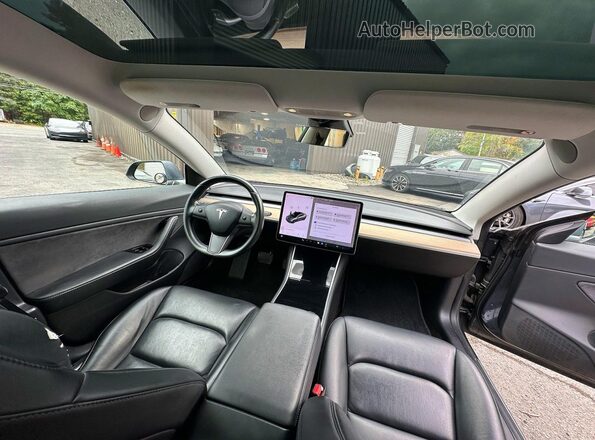 5YJ3E1EB1JF119421 2018 TESLA MODEL Gray Widok tylnych siedzeń