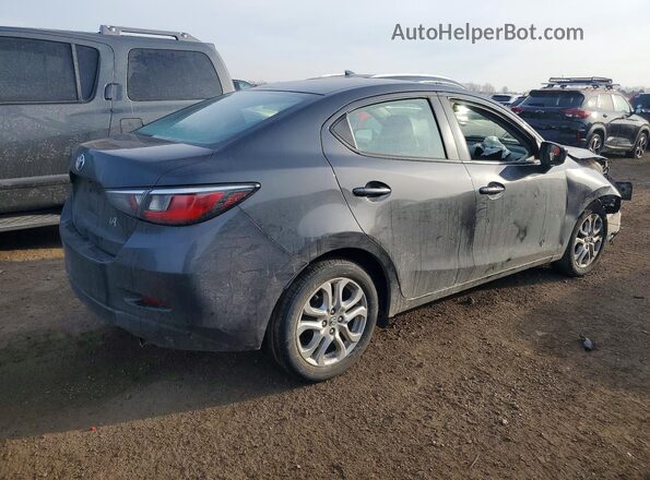 3MYDLBYV2JY323382 2018 TOYOTA YARIS Gray 