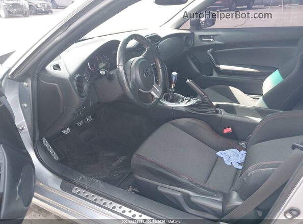 JF1ZCAB1XG9604631 2016 SUBARU BRZ Silver Widok wnętrza z przodu