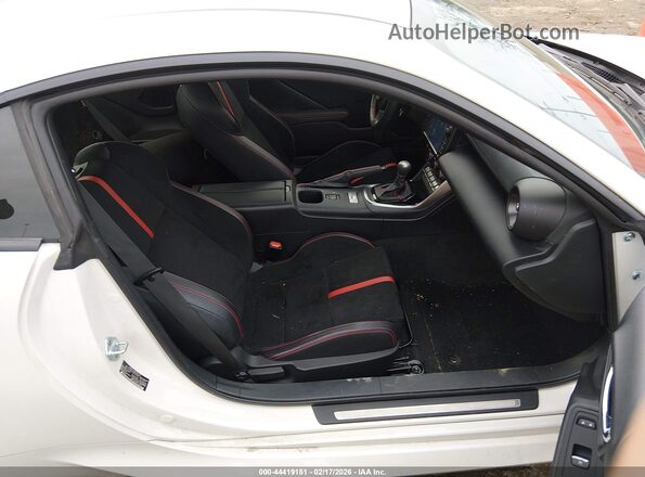 JF1ZDBF17N8700801 2022 SUBARU BRZ White Widok wnętrza z przodu