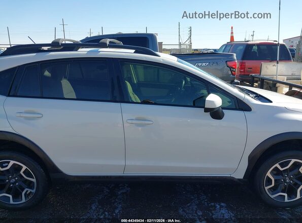 JF2GPABC9H8206407 2017 SUBARU CROSSTREK White Widok wnętrza z tyłu