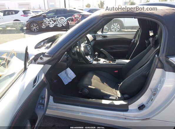 JM1NDAC7XH0123728 2017 MAZDA MX-5 MIATA White Widok wnętrza z przodu