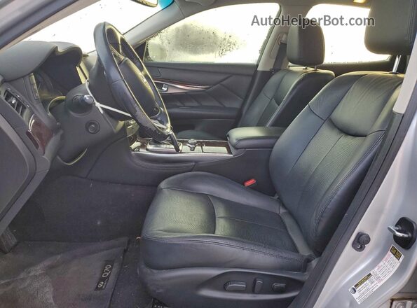 JN1BY1AP2JM181151 2018 INFINITI Q70 Silver Front interior view