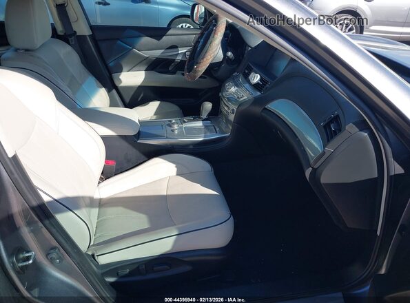 JN1BY1AP9JM180790 2018 INFINITI Q70 Gray Front interior view