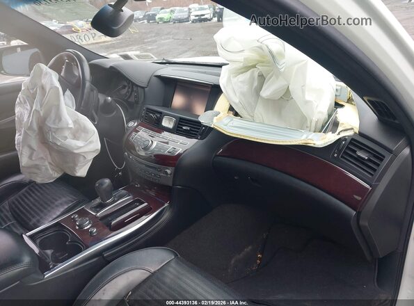 JN1BY1AR8HM770801 2017 INFINITI Q70 White Вид салону спереду