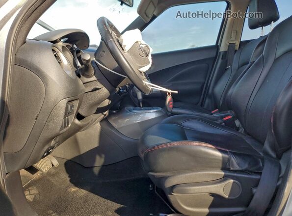 JN8AF5MRXGT607707 2016 NISSAN JUKE Серебряный Вид салона спереди