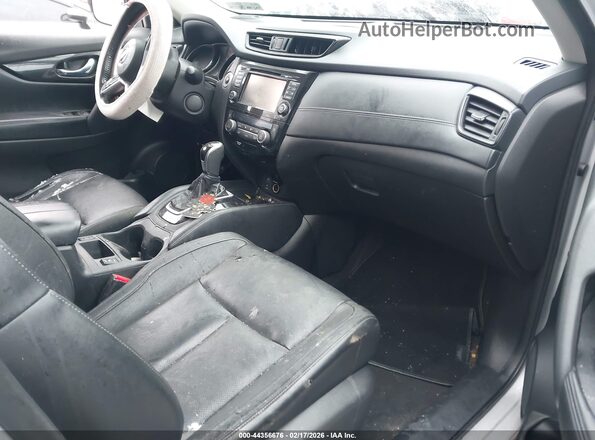 JN8AT2MTXHW396706 2017 NISSAN ROGUE Серебряный Вид салона спереди