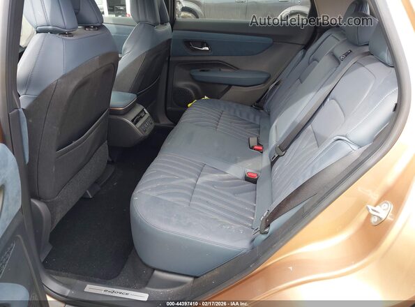 JN8DF0CH8SM766379 2025 NISSAN ARIYA Gold Widok naklejki z numerem VIN
