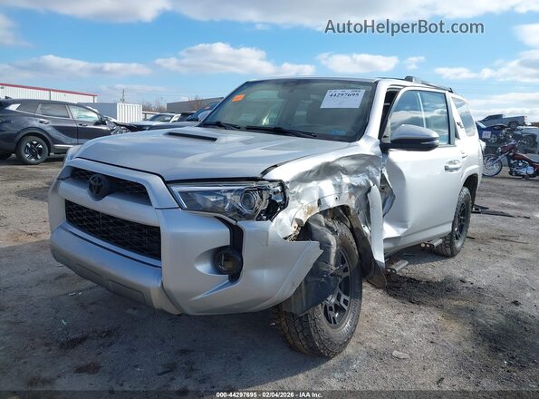 JTEBU5JR4K5656971 2019 TOYOTA 4RUNNER Silver Widok z przodu