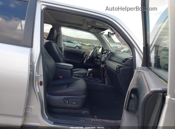JTEBU5JR4K5656971 2019 TOYOTA 4RUNNER Silver Widok wnętrza z przodu
