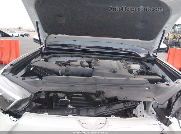 JTEMU5JR5R6291889 2024 TOYOTA 4RUNNER White Հետևի տեսք