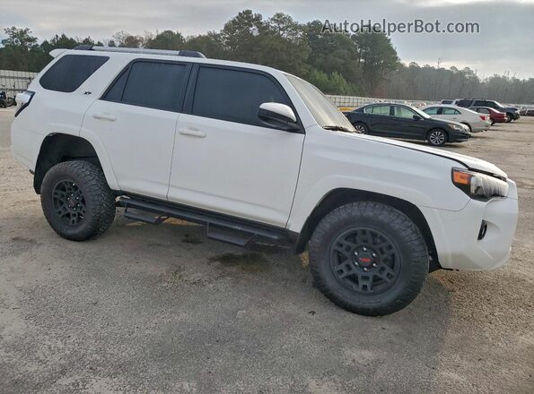 JTEMU5JR8R6222811 2024 TOYOTA 4RUNNER Белый Передняя правая четверть