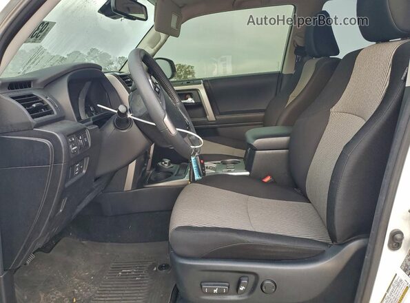 JTEMU5JR8R6222811 2024 TOYOTA 4RUNNER Белый Вид салона спереди