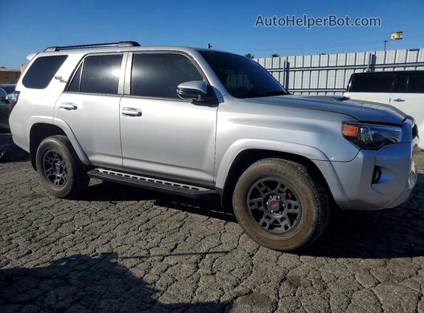 JTERU5JR0R6227085 2024 TOYOTA 4RUNNER Silver Передня права чверть