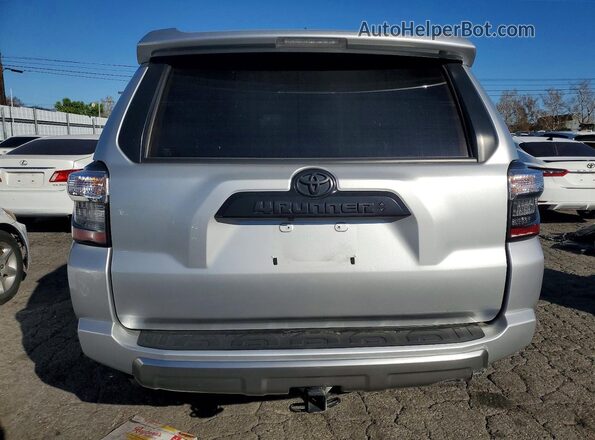 JTERU5JR0R6227085 2024 TOYOTA 4RUNNER Silver Вид ззаду