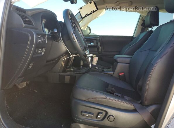 JTERU5JR0R6227085 2024 TOYOTA 4RUNNER Silver Вид салону спереду