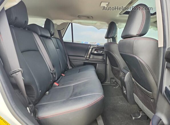 JTERU5JR5P6112866 2023 TOYOTA 4RUNNER White Вид задньої частини салону