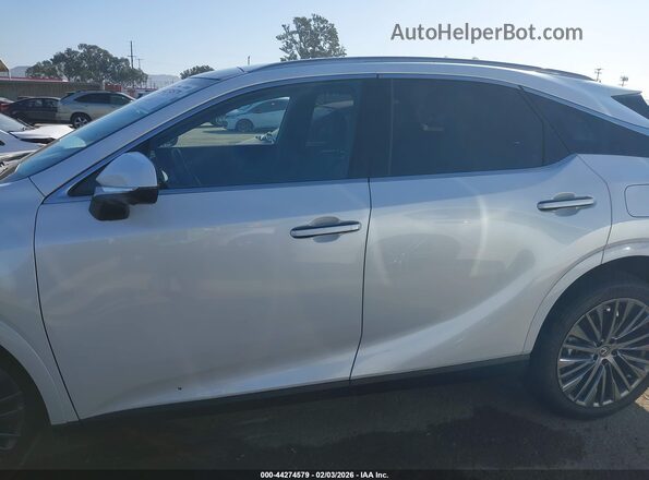 JTJCJMGA4R2010948 2024 LEXUS RX 450H+ Белый Вид задней части салона