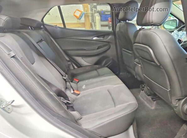 KL4MMDSL5NB046255 2022 BUICK ENCORE White Widok wnętrza z tyłu
