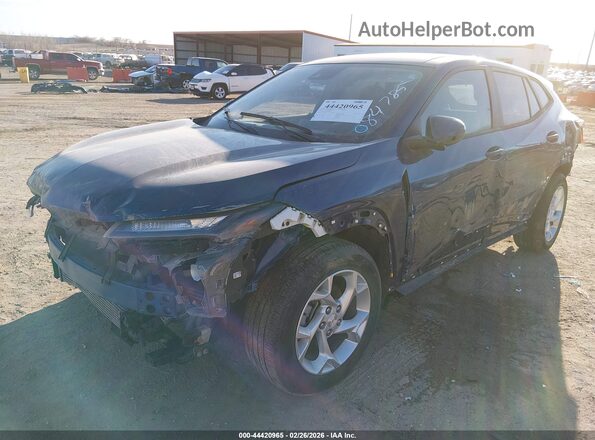 KL77LFE22RC084785 2024 CHEVROLET TRAX Blue Widok z przodu