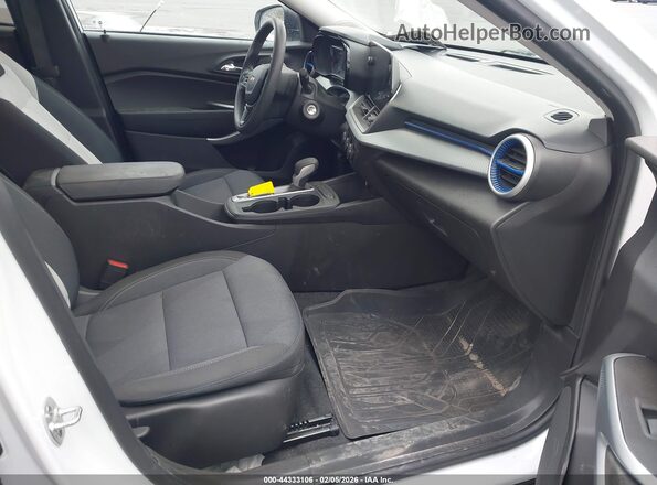 KL77LFEP2SC112120 2025 CHEVROLET TRAX White Front interior view
