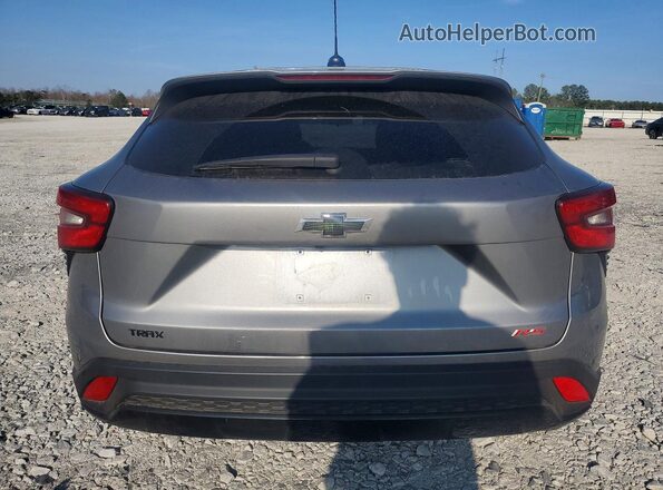 KL77LGE25RC184790 2024 CHEVROLET TRAX Silver Widok z tyłu