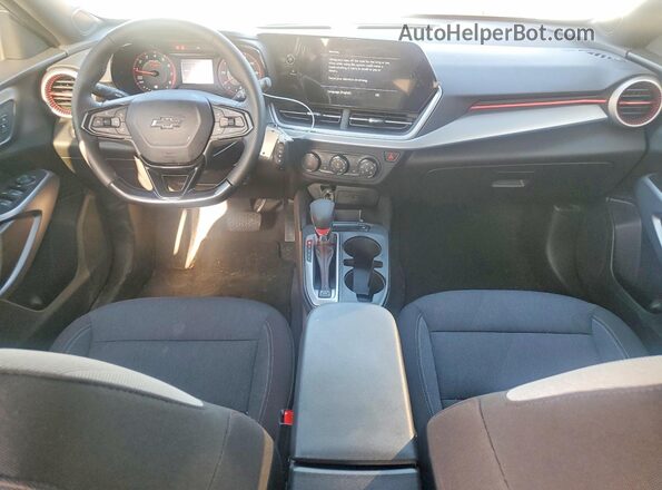 KL77LGE25RC184790 2024 CHEVROLET TRAX Silver Widok deski rozdzielczej