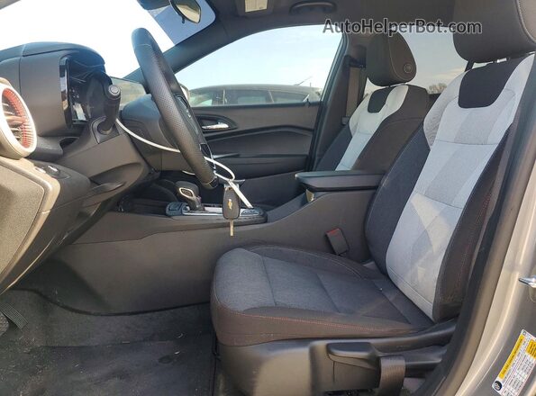 KL77LGE25RC184790 2024 CHEVROLET TRAX Silver Widok wnętrza z przodu