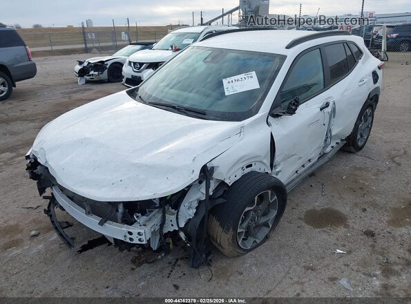 KL77LHEP3SC108654 2025 CHEVROLET TRAX White წინა მარცხენა ხედი სამი მეოთხედიდან
