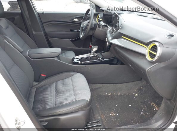 KL77LHEP3SC108654 2025 CHEVROLET TRAX White წინა სალონის ხედი