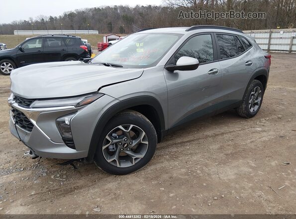 KL77LHEP8SC278315 2025 CHEVROLET TRAX Gray Передня ліва чверть