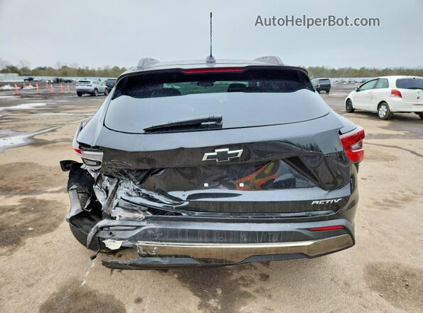 KL77LKEP8TC003185 2026 CHEVROLET TRAX Black Հետևի տեսք