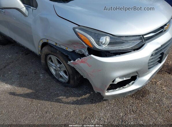 KL7CJLSB7JB532844 2018 CHEVROLET TRAX Серебряный Вид спереди