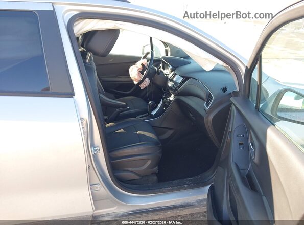 KL7CJPSM4NB518608 2022 CHEVROLET TRAX Silver Вид салону спереду
