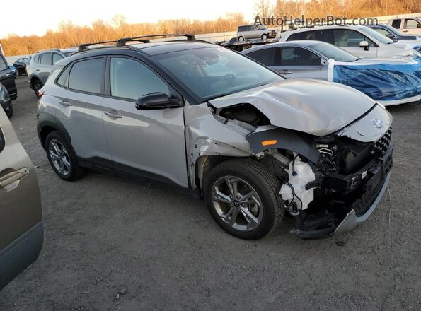 KM8K6CAB7PU042009 2023 HYUNDAI KONA Gray Delantero derecho