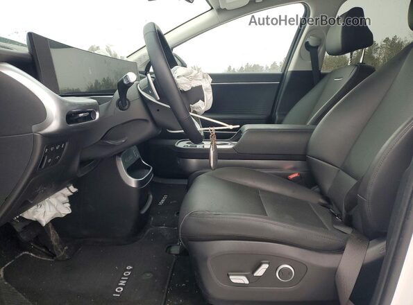 KM8MUFS33TA013139 2026 HYUNDAI IONIQ Белый Вид салона спереди