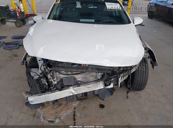 KMHC05LC8LU240549 2020 HYUNDAI IONIQ HYBRID White Front view