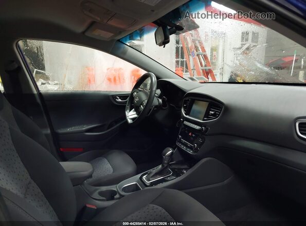 KMHC65LDXKU183941 2019 HYUNDAI IONIQ PLUG-IN HYBRID Синий Вид салона спереди