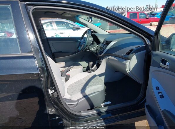 KMHCT5AE3HU347656 2017 HYUNDAI ACCENT Черный Вид салона спереди