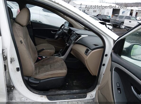 KMHD35LH2GU323293 2016 HYUNDAI ELANTRA GT Белый Вид салона спереди