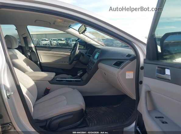 KMHE24L16HA059163 2017 HYUNDAI SONATA HYBRID Silver Вид салону спереду